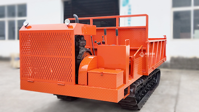 春云1噸農(nóng)用履帶運輸車載著豐收陪老鄉(xiāng)忙四季